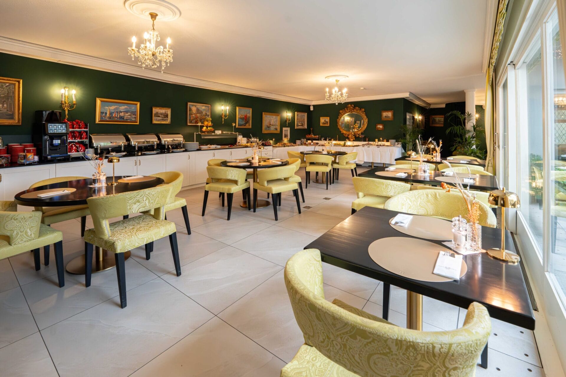 Hotel Porto Sofie Bar Brasserie in Gottlieben in Thurgau, bei Kreuzlingen am Seerhein - Brunch Buffet Speisesaal Hotel Porto Sofie - Speisesaal
