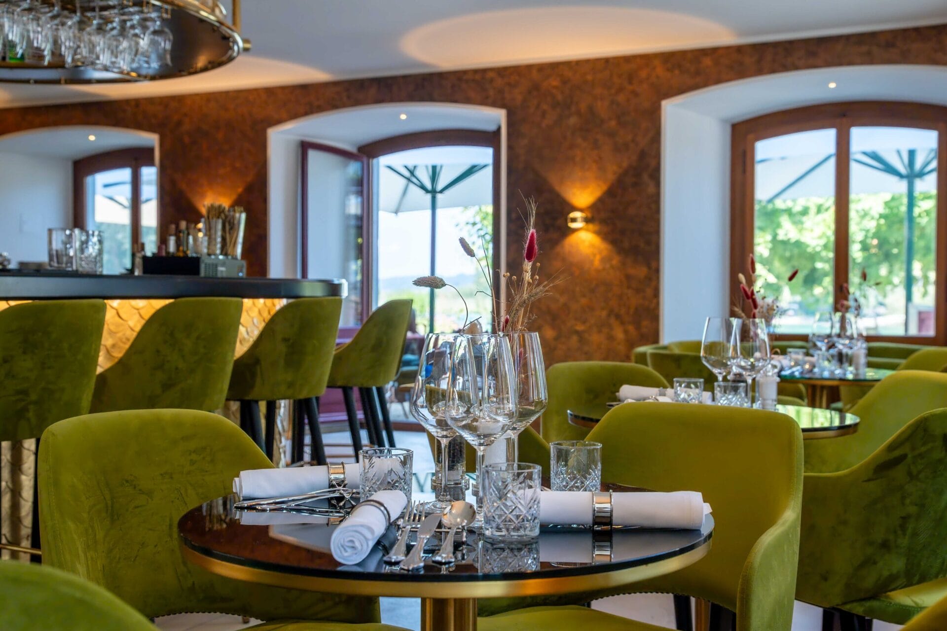 Hotel-Porto-Sofie-Bar-Brasserie-in-Gottlieben-in-Thurgau-bei-Kreuzlingen-am-Seerhein-Mittagstisch-2-scaled-1 Bilck in die Brasserie auf gedeckte Tische im Frühling
