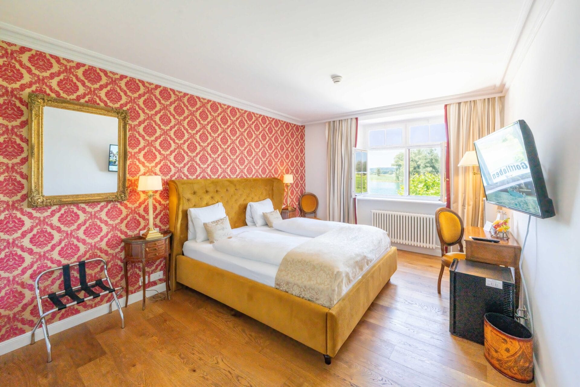 Hotel Porto Sofie Bar Brasserie in Gottlieben in Thurgau, bei Kreuzlingen am Seerhein - Seezimmer Basic 14 Zimmerblick 3 Zimmer Hotel Porto Sofie am Seerhein, Thurgau, Bodensee