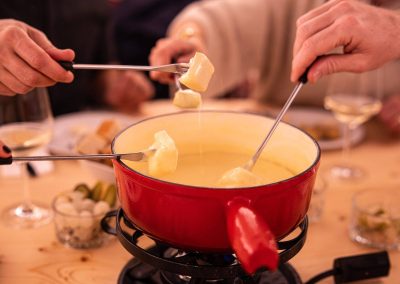 Käsefondue im Topf mit Brot