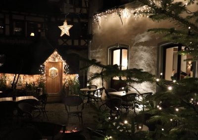Aussenansicht des Hotel Porto Sofie mit Fonduechalet im Vordergrund