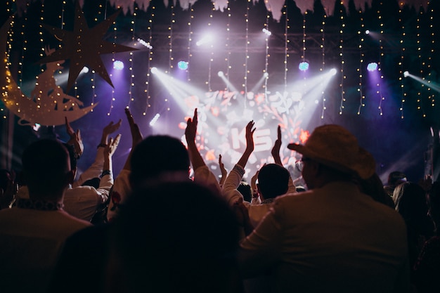 people-having-fun-wedding-hall_1303-19593